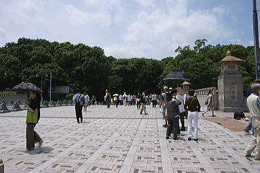神宮橋を渡る