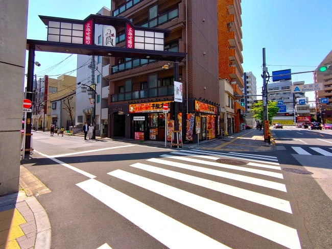 左手の商店街へ
