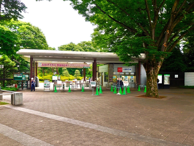 正門を抜けて