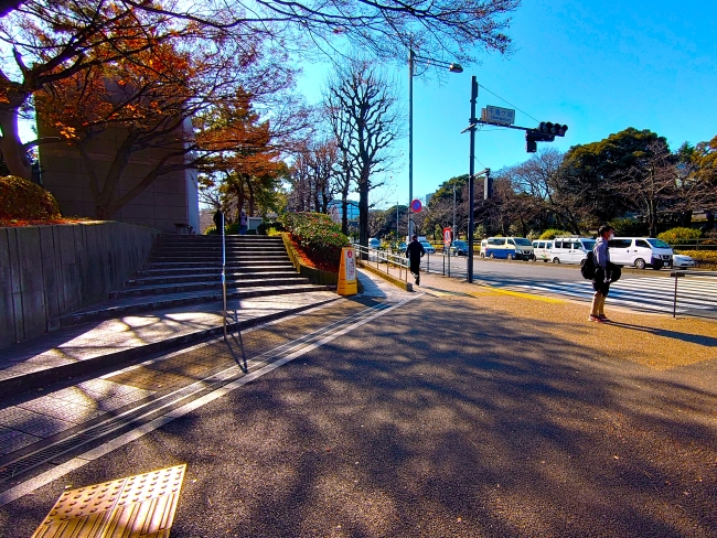 再び内堀通りへ