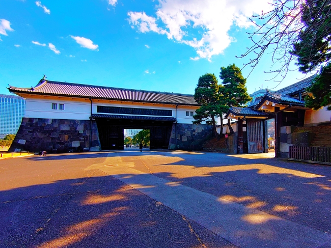 高麗門（画像右）と櫓門（画像左）