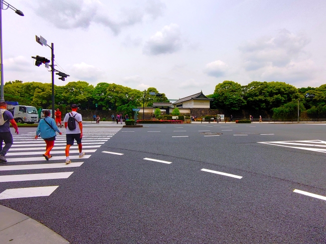 内堀通りを越える