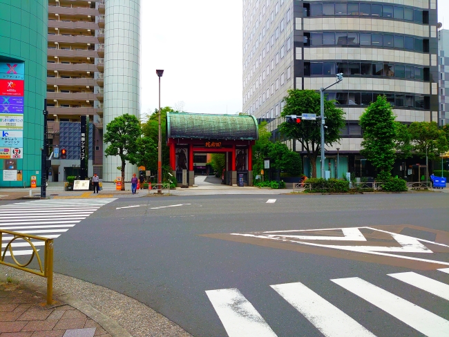国道の向こうは回向院