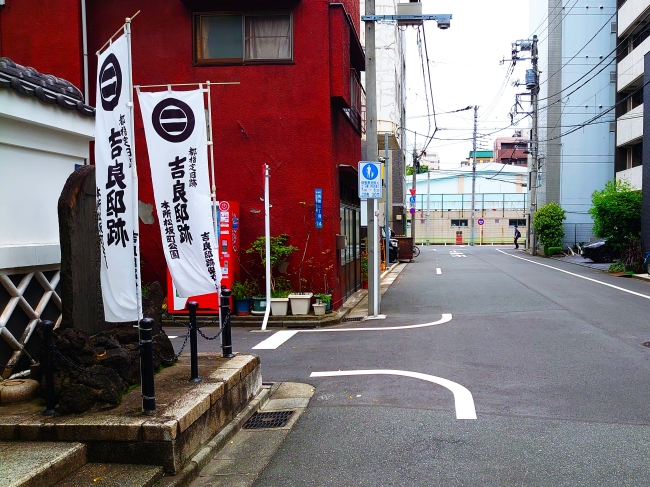 公園前の道を進む