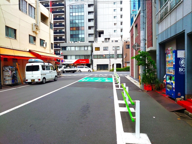 正面は国道