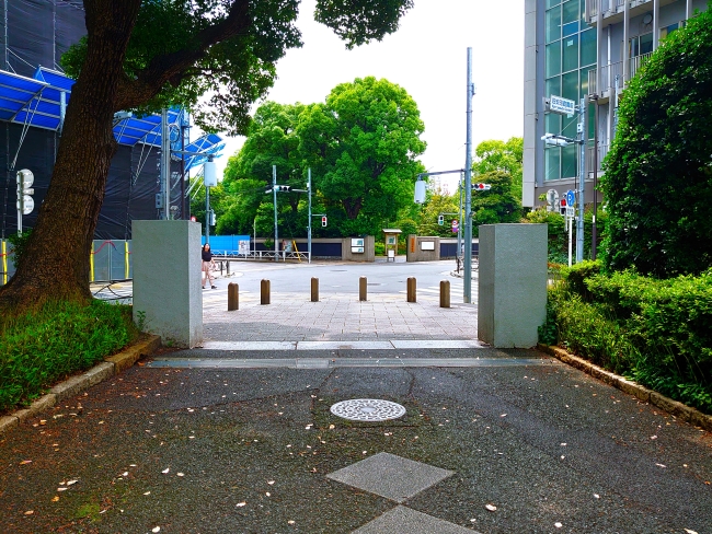 西門を抜けて