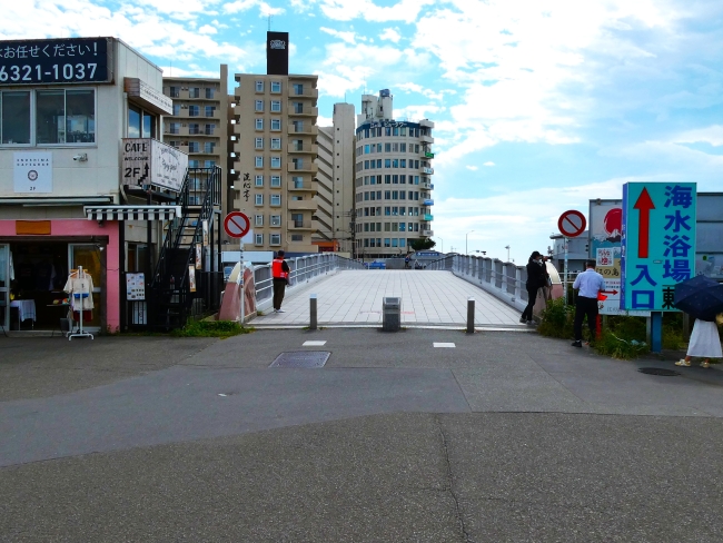 正面の弁天橋を渡る