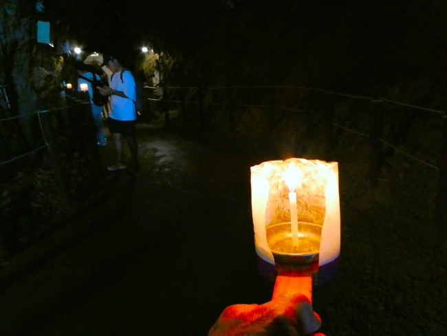 蝋燭の灯を頼りに進む